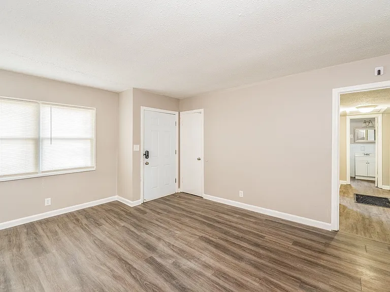 649110_018_living_room_13262429.jpg