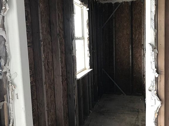 3rd image of 572 Glen Oak Ln