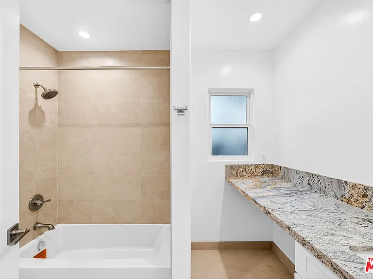 17623 Burbank Blvd — Photo 19