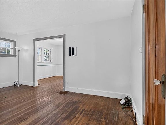 4th image of 96 Bonesteel St