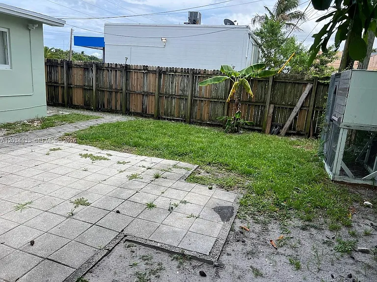 910 N 56th Ave #1 — Photo 12