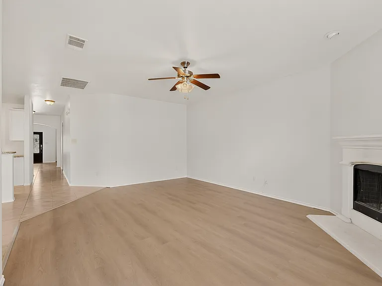 781 Lancashire Ln — Photo 10