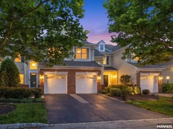21 Chestnut Ct, Cedar Grove, NJ 07009