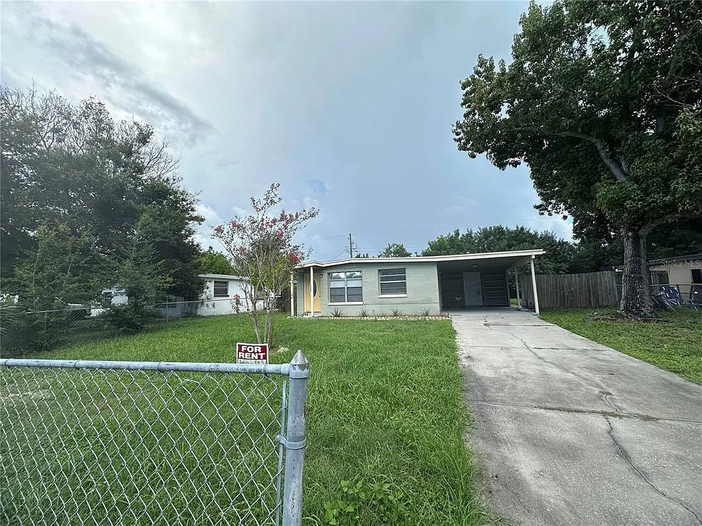 3 bed, 1.0 bath, 840 sqft, $1,900 — Photo 1
