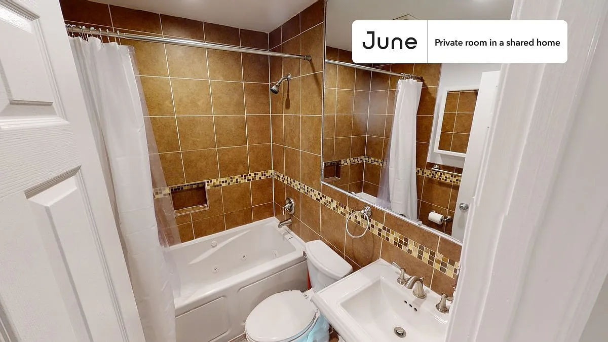 Queen bedroom in 3 bed/2.5 bath home in Trinidad #1567 C — Photo 4