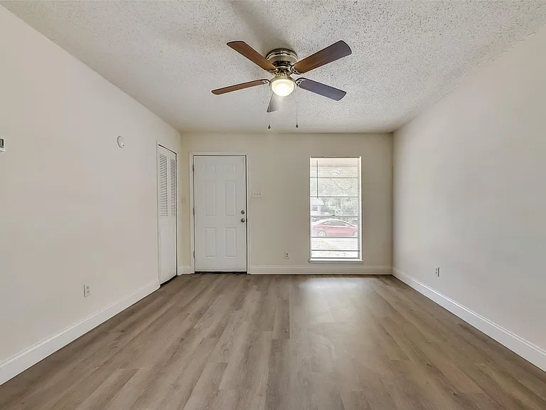 1049 Eastwood Dr — Photo 14