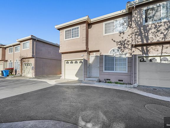 3rd image of 813 Woodhams Oaks Pl