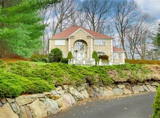 17 Nicole Way, Chestnut Ridge, NY 10977