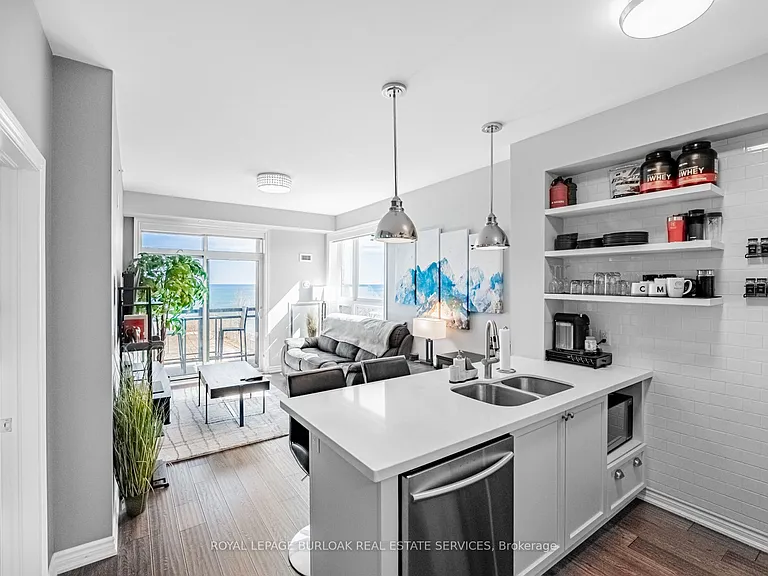 35 Southshore Cres #209 — Photo 7
