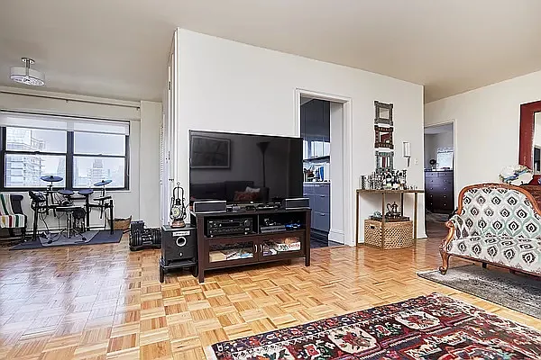 Rented by PocketBroker Inc | media 19