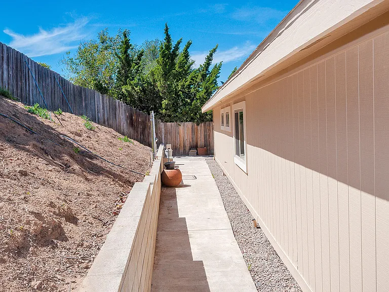 1527 Calavo Dr — Photo 36