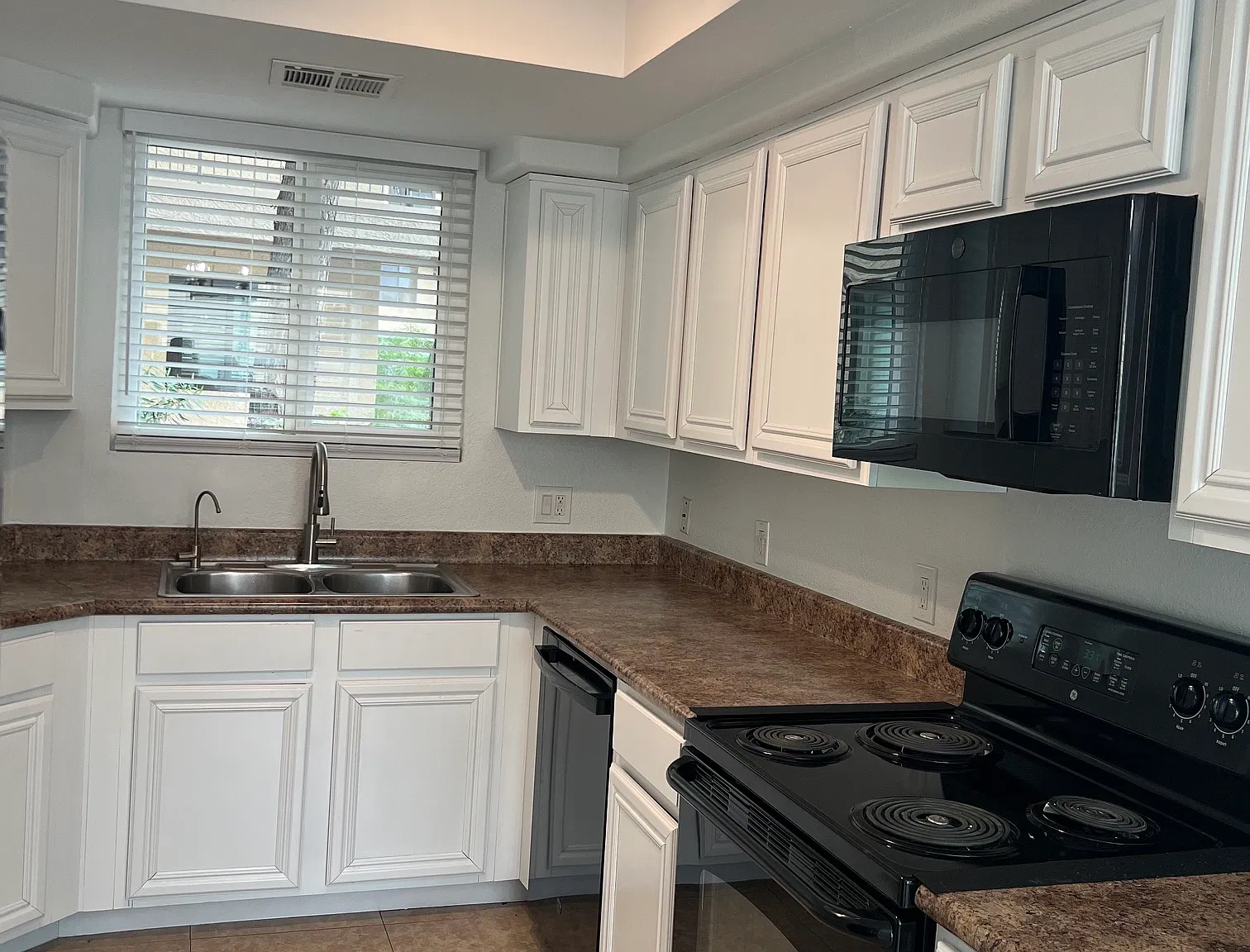 3 bed, 1194 sqft, $2,450 — Photo 4