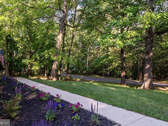 5th image of 8195 Forest Glen Dr