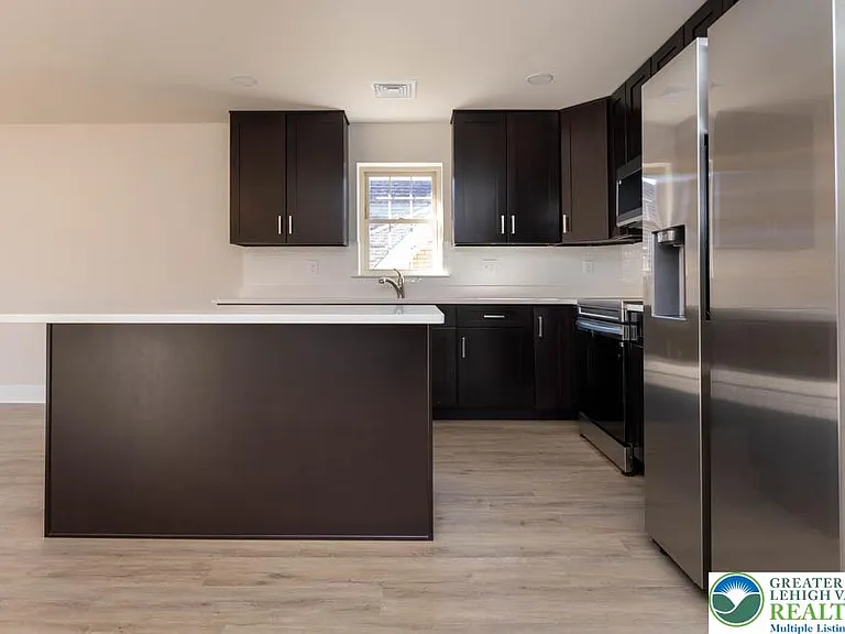 1275 E 4th St #202 — Photo 9
