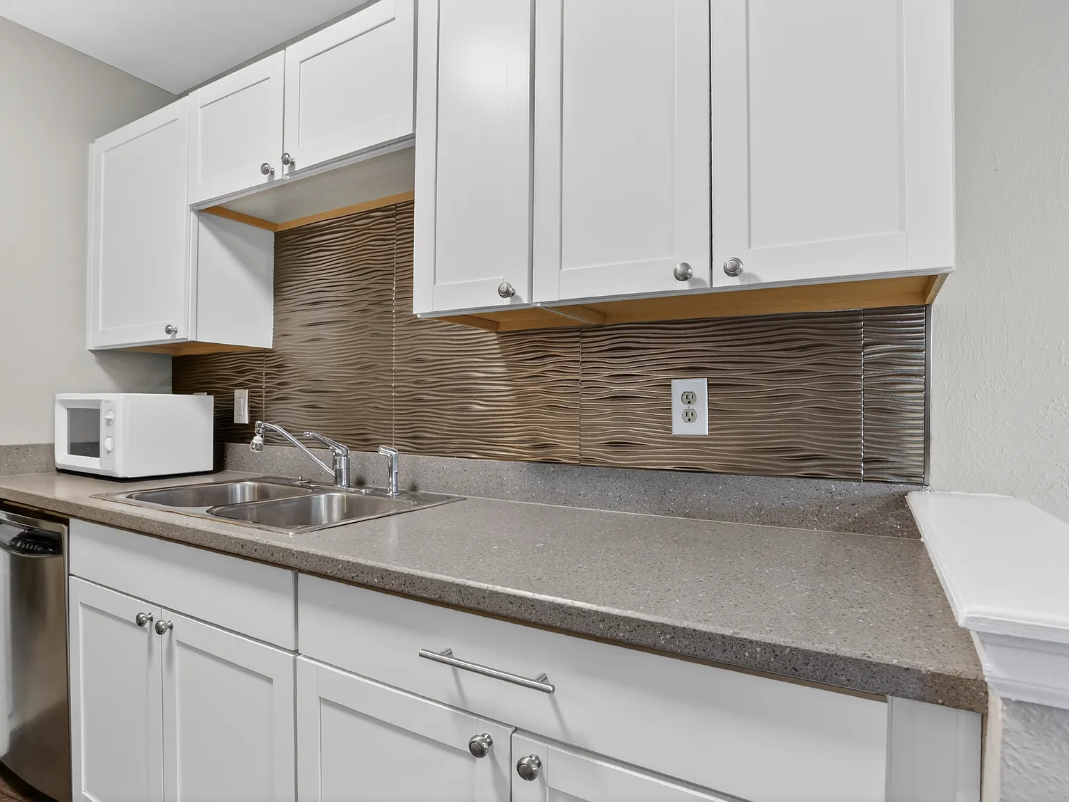 2 bed, 968 sqft, $2,000 — Photo 2