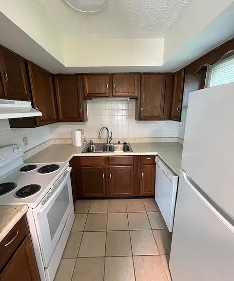 202 Melody Ln — Photo 4