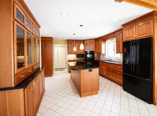 21 Meadow Wood Dr, Suffield, CT 06078