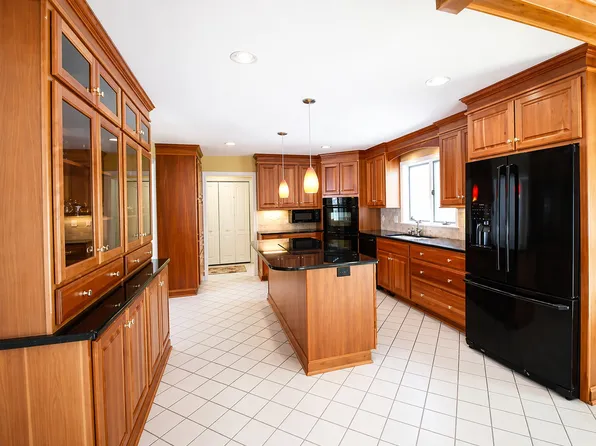21 Meadow Wood Dr, Suffield, CT 06078