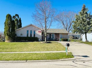 883 Pleasant St, Woodstock, IL 60098