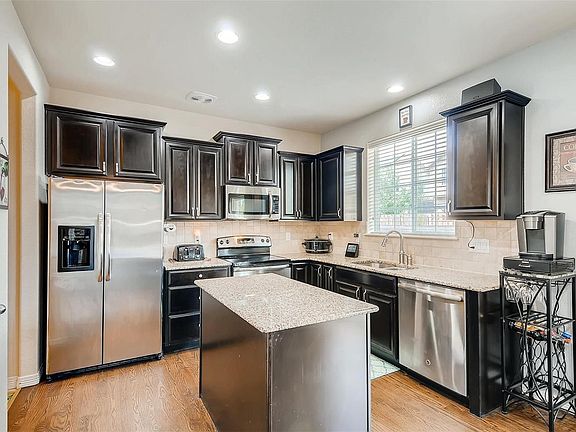 Nicely laid out kitchen, granite counters.