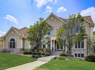 W305N2793 Foxwood Ct, Pewaukee, WI 53072