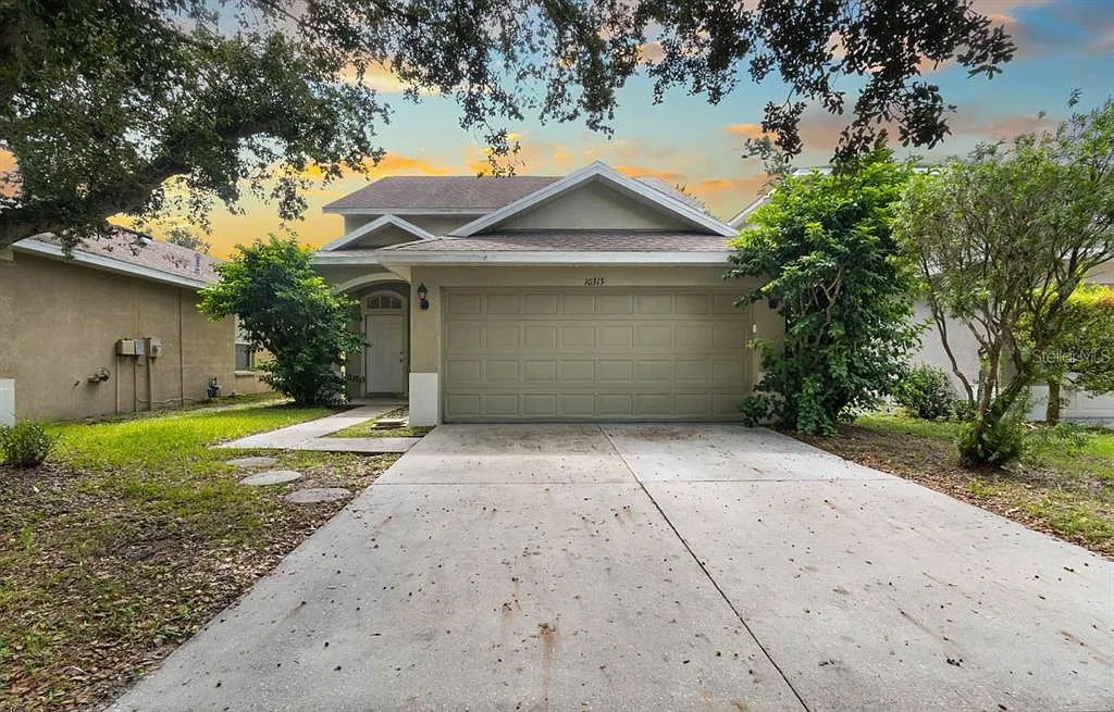 4 bed, 2.5 bath, 1989 sqft, $2,300 — Photo 1
