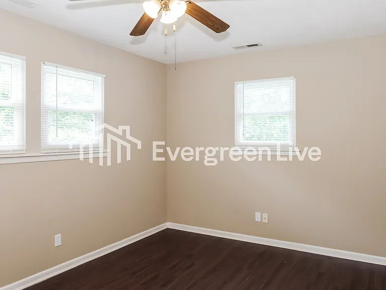 121 Edinburgh Dr — Photo 13
