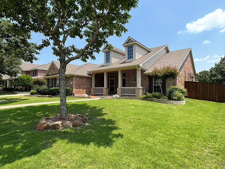 604 Peacock Dr — Photo 1