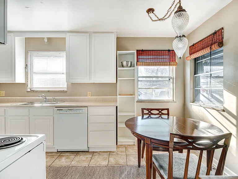 1052 N Layman Ave — Photo 14