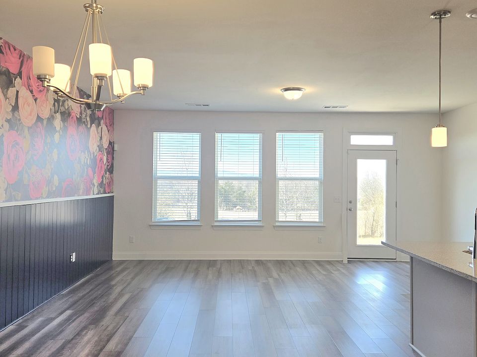1st image of 467 Deveron Dr
