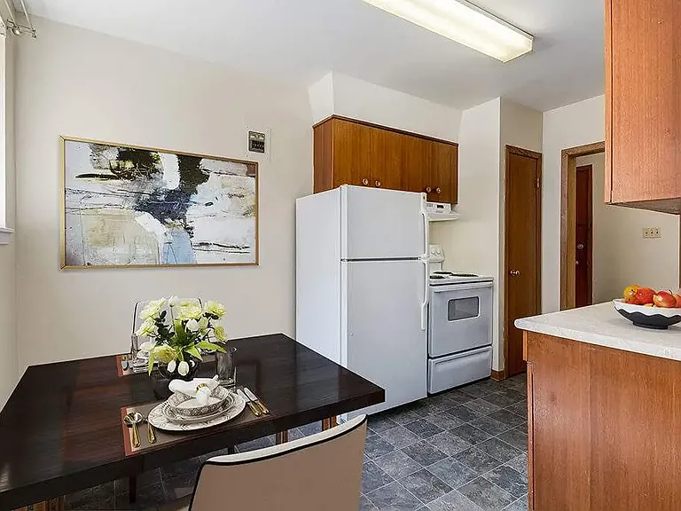 2240 Robinson St — Photo 15