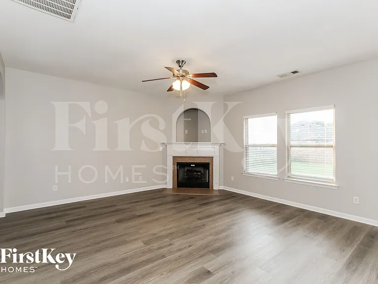 2045 Kensington Ct — Photo 2