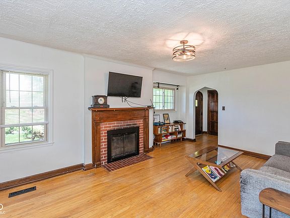 4th image of 943 N Lesley Ave