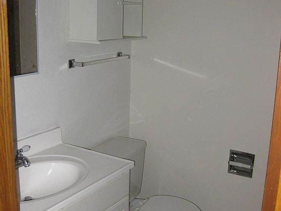 3rd image of 911 18th St S APT 3