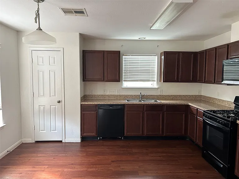 21511 Donata Cir — Photo 2