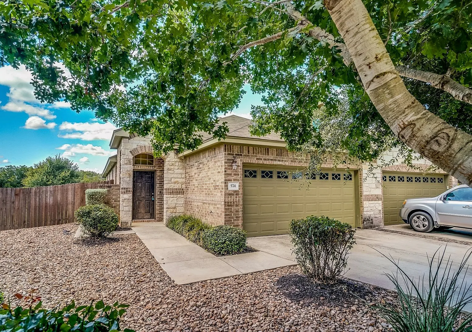 Beautiful 3 Bedroom Duplex Located in New Braunfels, Texas! — Photo 2