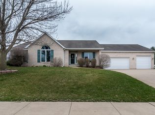 605 Stagecoach Trl, Le Claire, IA