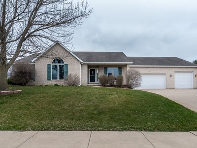 605 Stagecoach Trl, Le Claire, IA, 52753