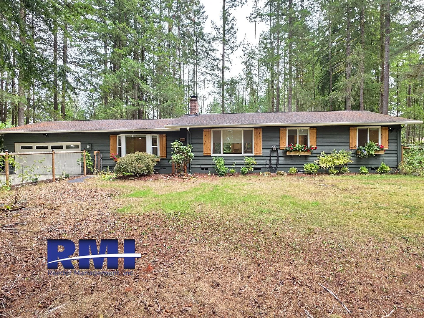 Spacious 4 Bedroom Retreat!! — Photo 1