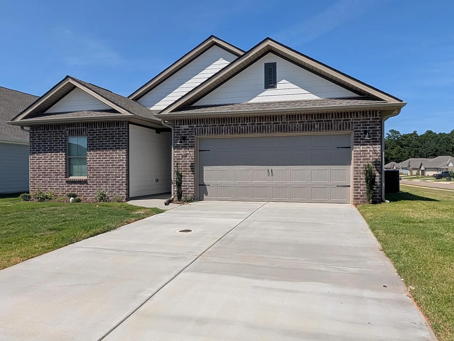 4 bed, 3.0 bath, 1938 sqft, $1,995 — Photo 2