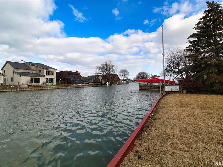 37752 Huron Pointe Dr — Photo 27