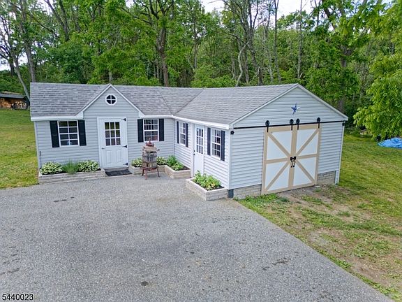 4th image of 561 Watters Rd