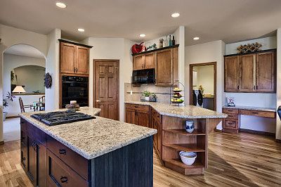Kitchen w/ center island w/gas cooktop & planning desk