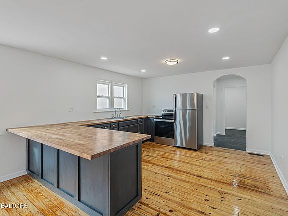 2nd image of 910 Cannon Ave