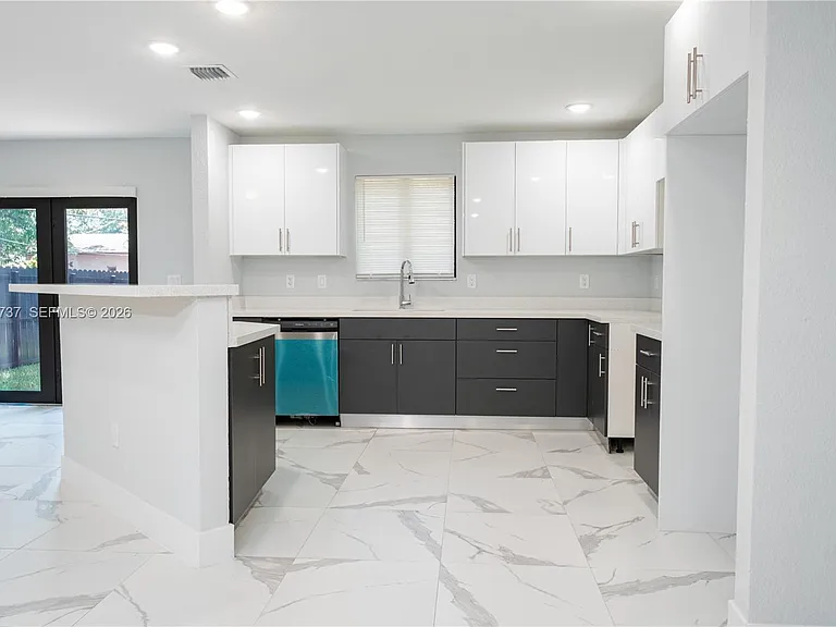 2522 NW 9th Pl — Photo 8