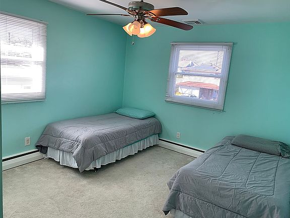 Middle bedroom