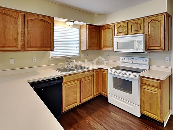 3rd image of 900 Suntree Dr