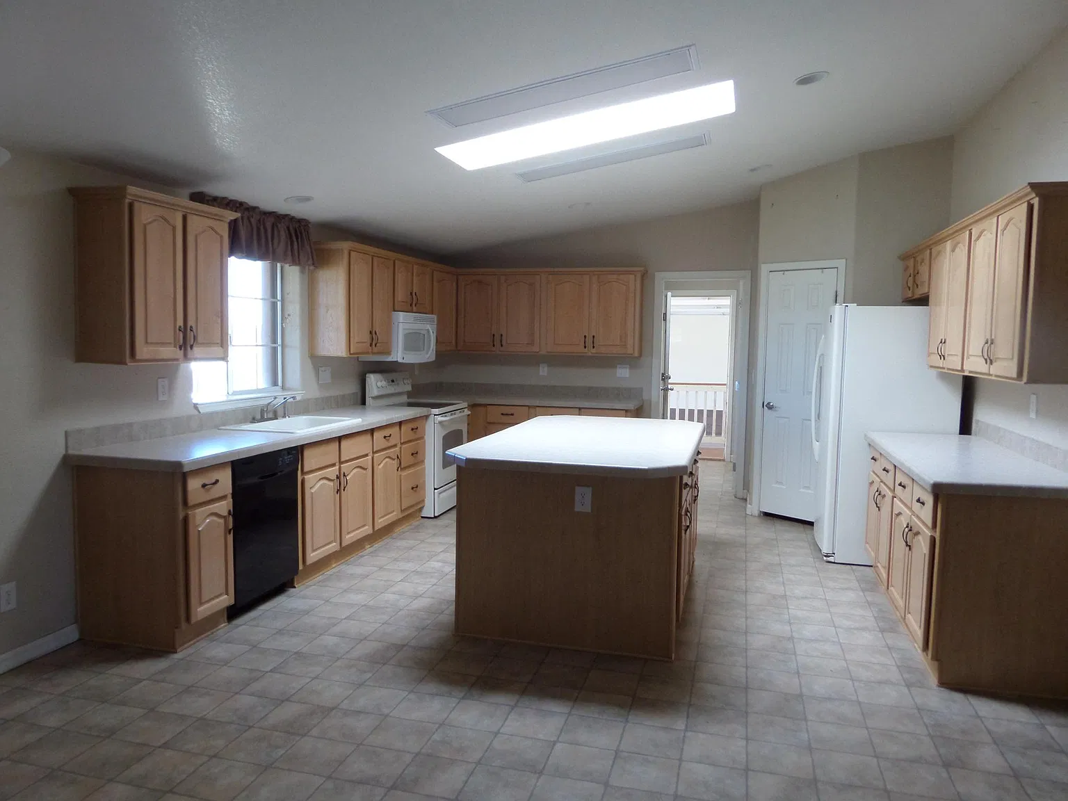 3 bed, 1920 sqft, $2,600 — Photo 3