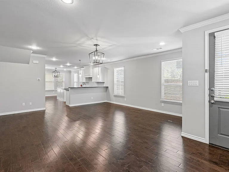 2611 McCart Ave — Photo 5