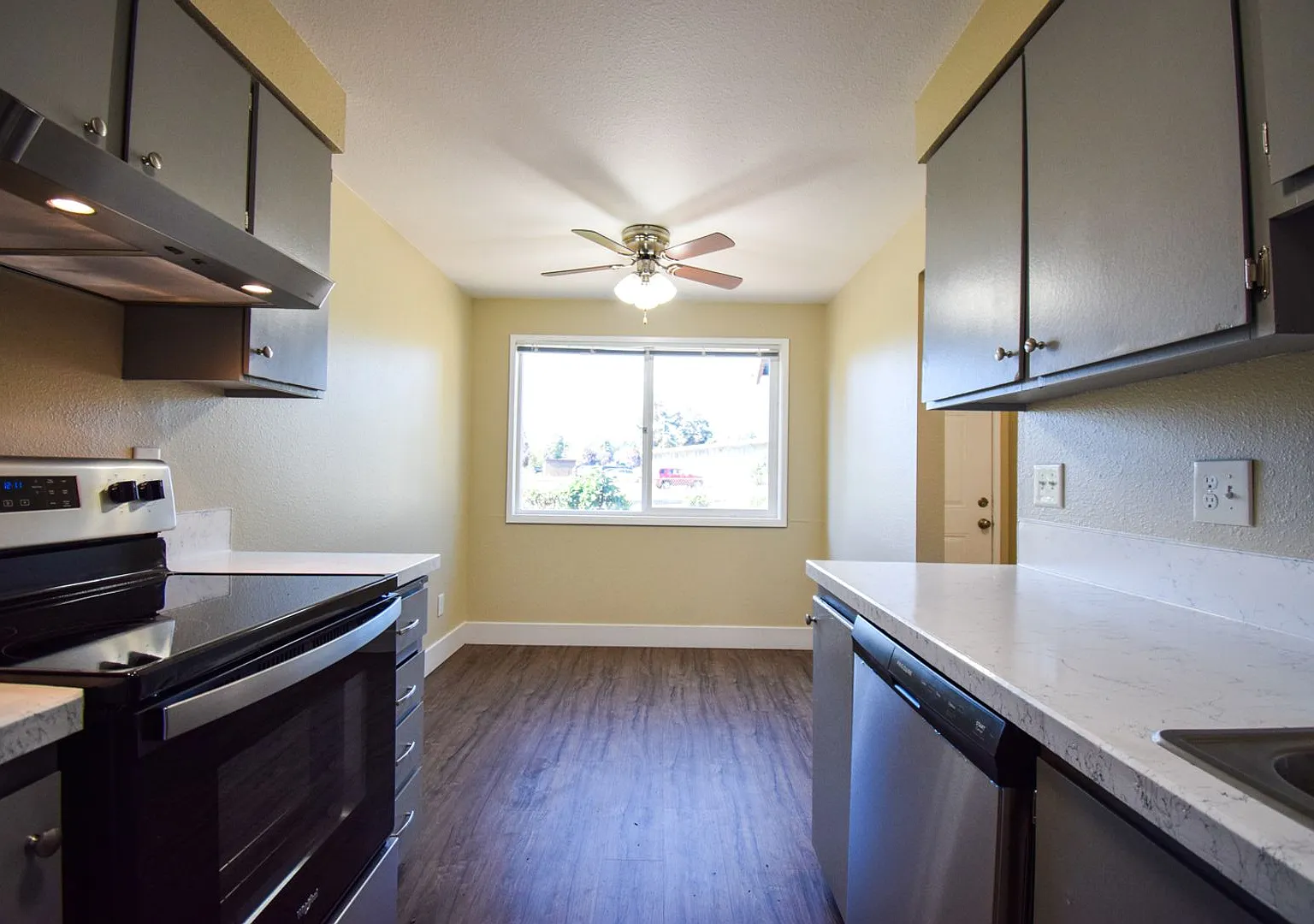 Spacious 2 bedroom 1.5 bath Town house Apartment! — Photo 2